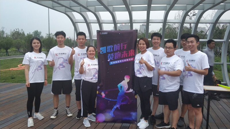 记9888拉斯维加斯集团2019年夏季荧光夜跑活动